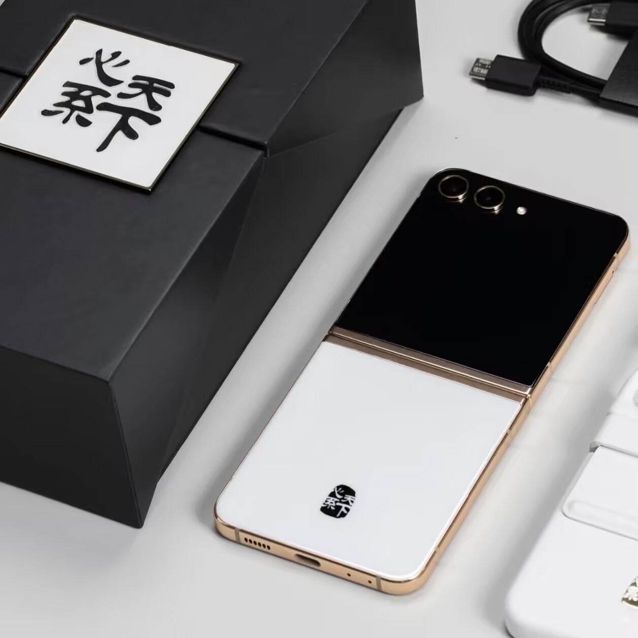 Samsung W24 Flip 5G SM-W7024 6.7" 12MP Snapdragon Foldable Google 12+512GB Color Random color Storage Capacity 12+512GB - Image 2