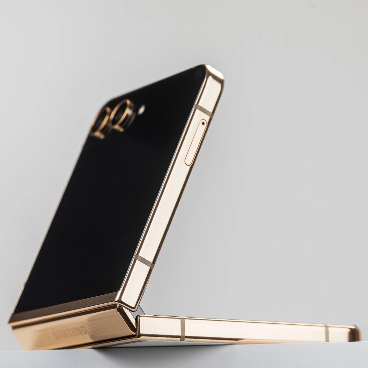 Samsung W24 Flip 5G SM-W7024 6.7" 12MP Snapdragon Foldable Google 12+512GB Color Random color Storage Capacity 12+512GB - Image 5