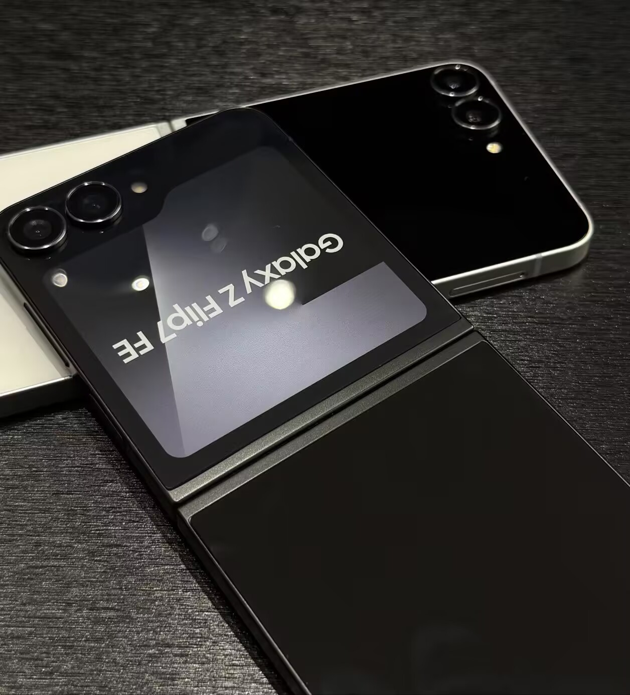 Samsung Galaxy Z Flip7 FE 5G 6.7" 50MP Exynos 2400 4000mAh Android Google Color Random color Storage Capacity 8+256GB - Image 3