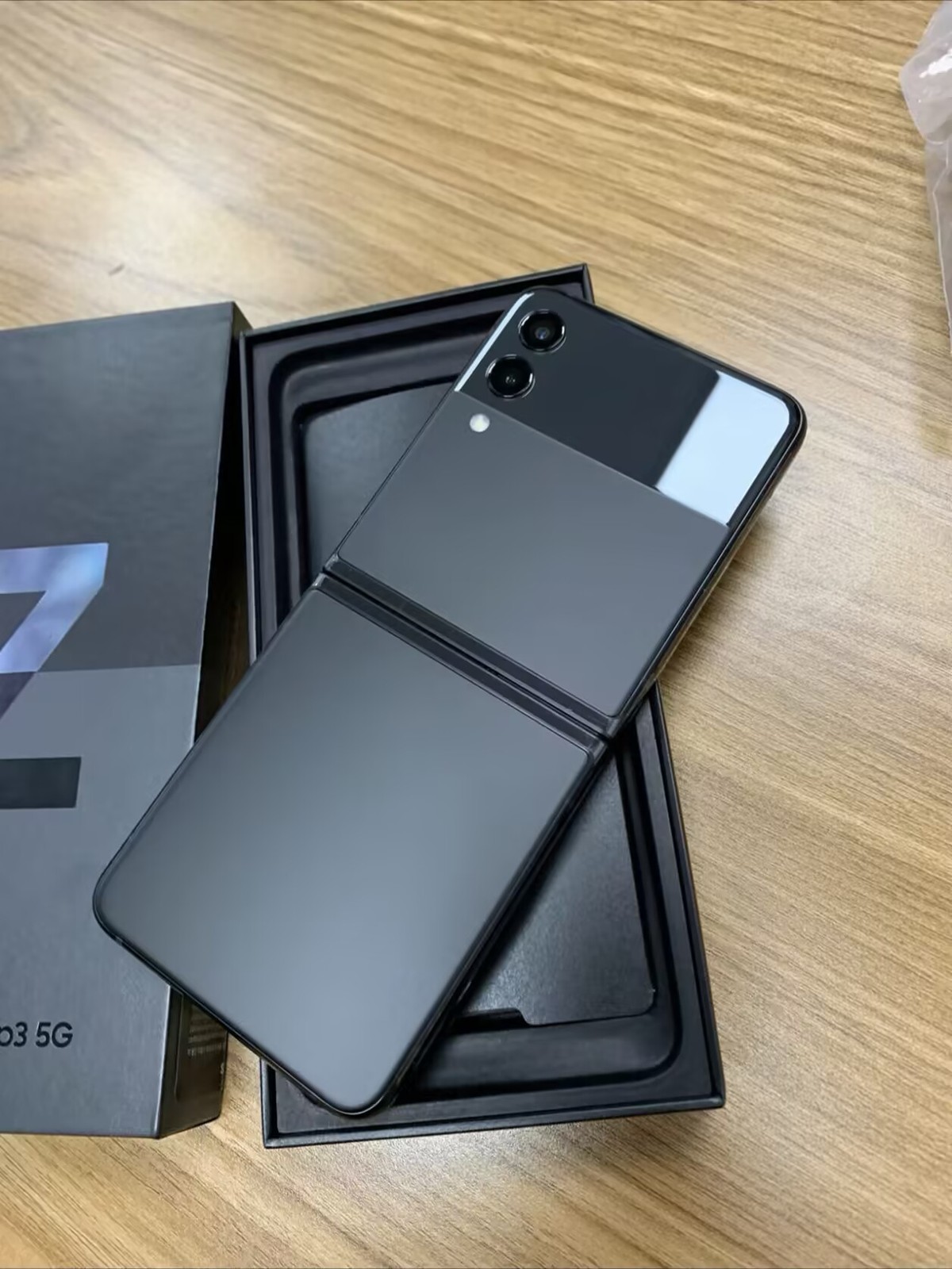 Global Samsung Galaxy Z Flip3 5G 6.7" 12MP Snapdragon 888 5G Android Google Color Random color Storage Capacity 8+128GB - Image 3