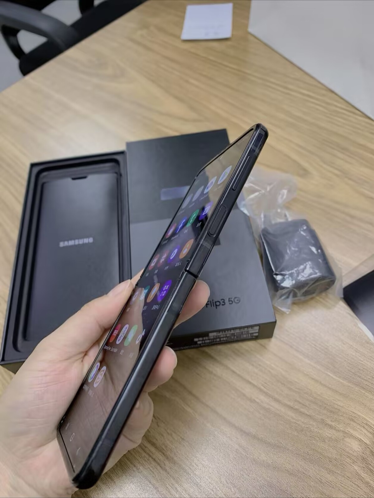 Global Samsung Galaxy Z Flip3 5G 6.7" 12MP Snapdragon 888 5G Android Google Color Random color Storage Capacity 8+128GB - Image 9