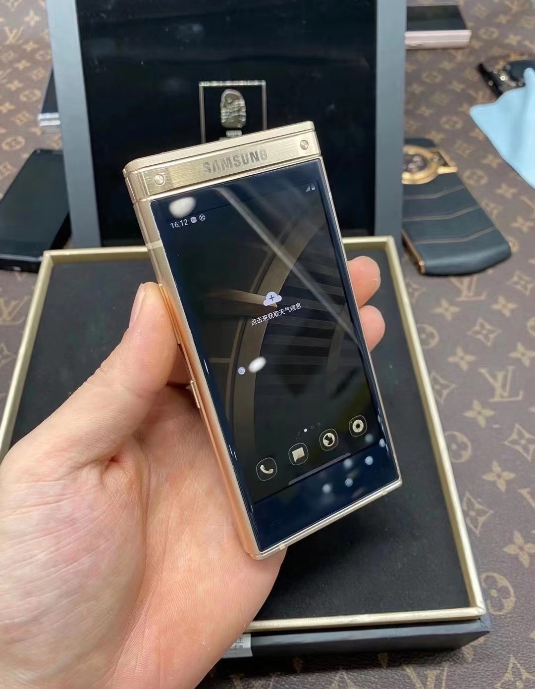 Samsung W2018 Android 4G (GSM and GSM) Clamshell Phone 256GB Color Silver