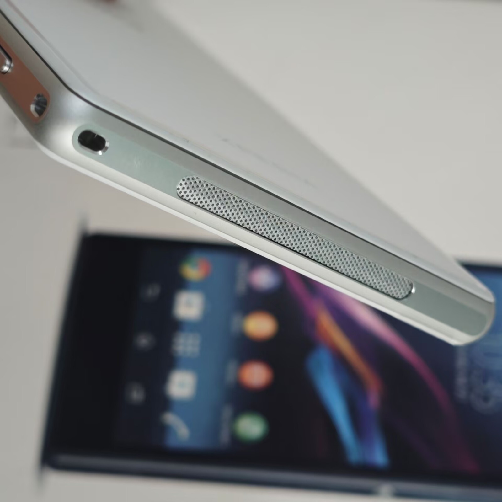 Sony Xperia Z1 16GB - (Unlocked) Smartphone Single Sim Android mobile - Image 5