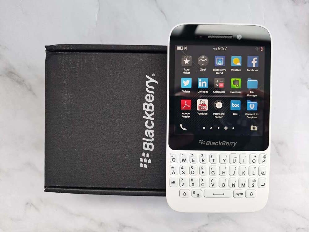 BlackBerry Q5 Unlocked 4G WiFi LTE 8GB 5MP QWERTY keyboard Cellphone (SQR100-1) Color White
