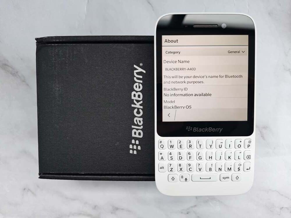 BlackBerry Q5 Unlocked 4G WiFi LTE 8GB 5MP QWERTY keyboard Cellphone (SQR100-1) Color White - Image 3