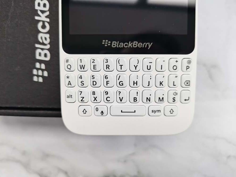 BlackBerry Q5 Unlocked 4G WiFi LTE 8GB 5MP QWERTY keyboard Cellphone (SQR100-1) Color White - Image 9