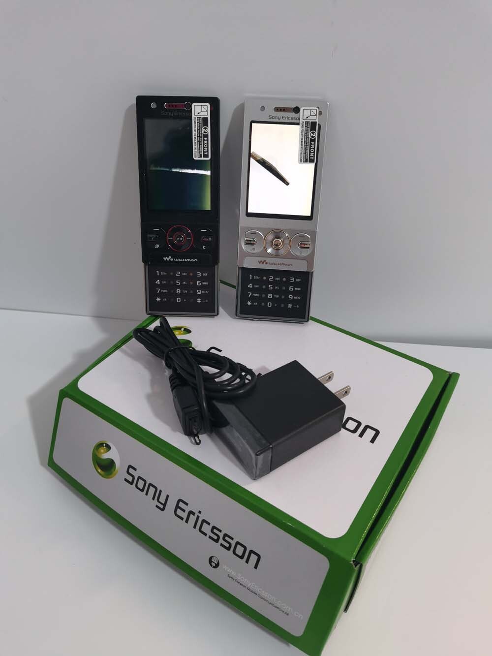 Unlocked Sony Ericsson W705 3G networks Working well Black & Silver Bundle Description 1 battery Color Black
