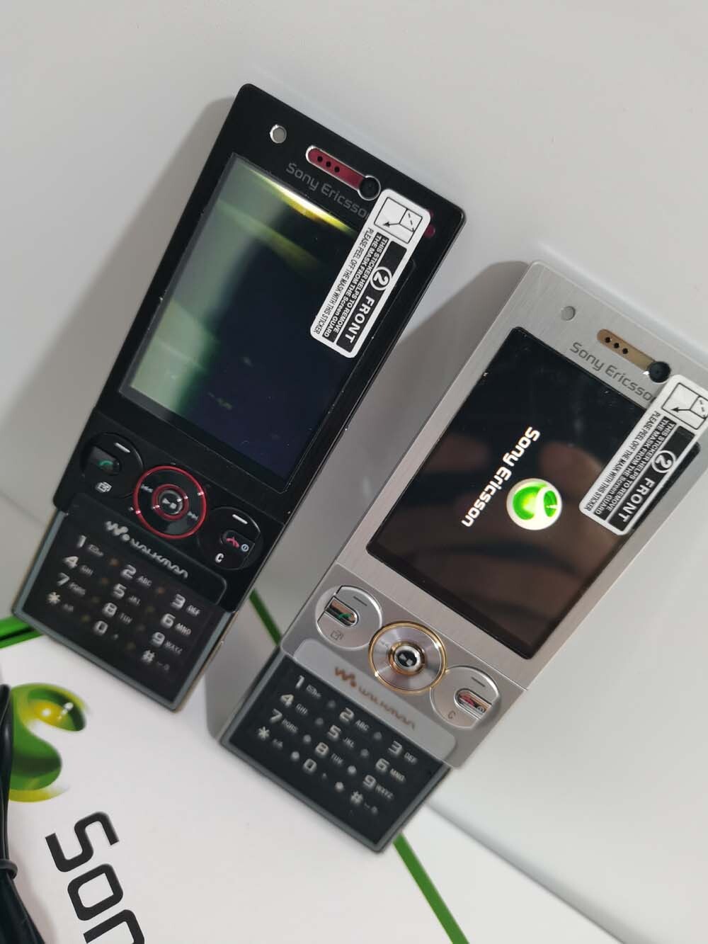 Unlocked Sony Ericsson W705 3G networks Working well Black & Silver Bundle Description 1 battery Color Black - Image 2