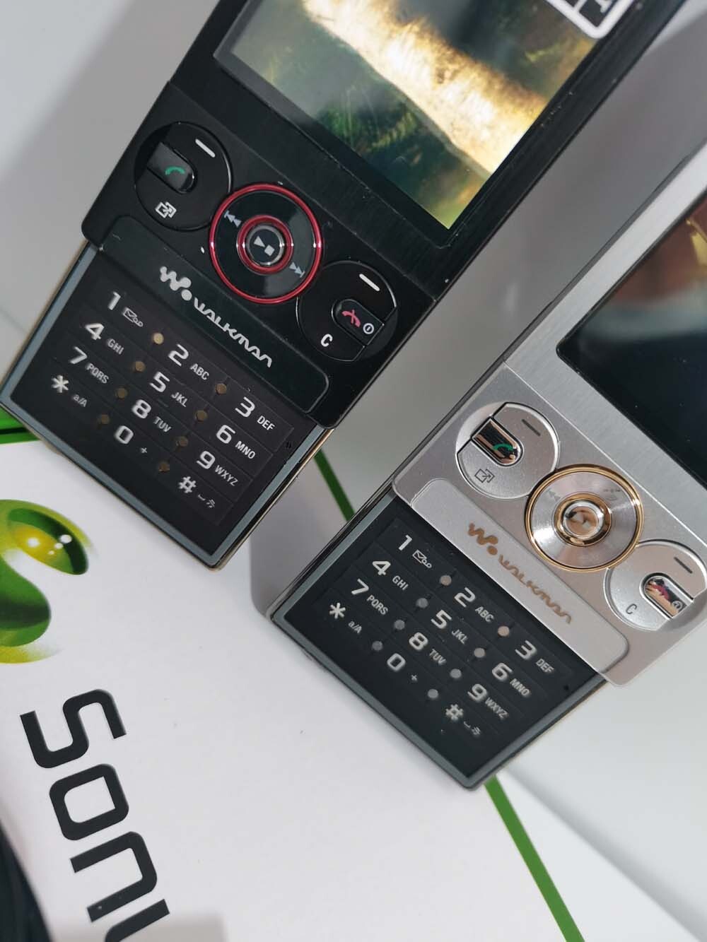 Unlocked Sony Ericsson W705 3G networks Working well Black & Silver Bundle Description 1 battery Color Black - Image 3