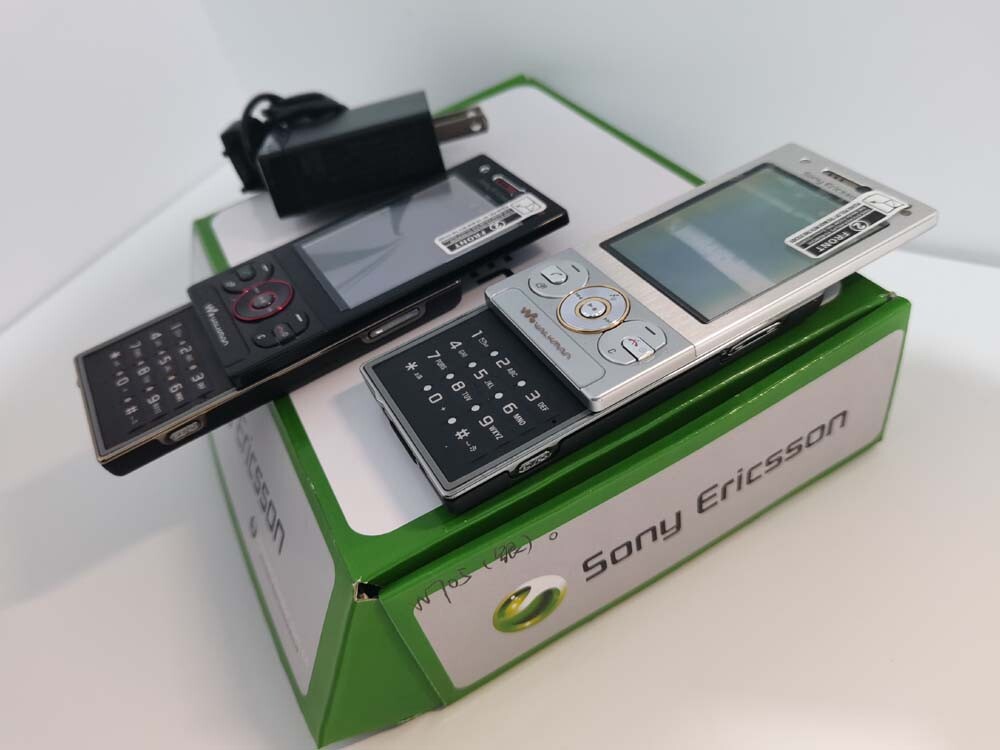 Unlocked Sony Ericsson W705 3G networks Working well Black & Silver Bundle Description 1 battery Color Black - Image 5