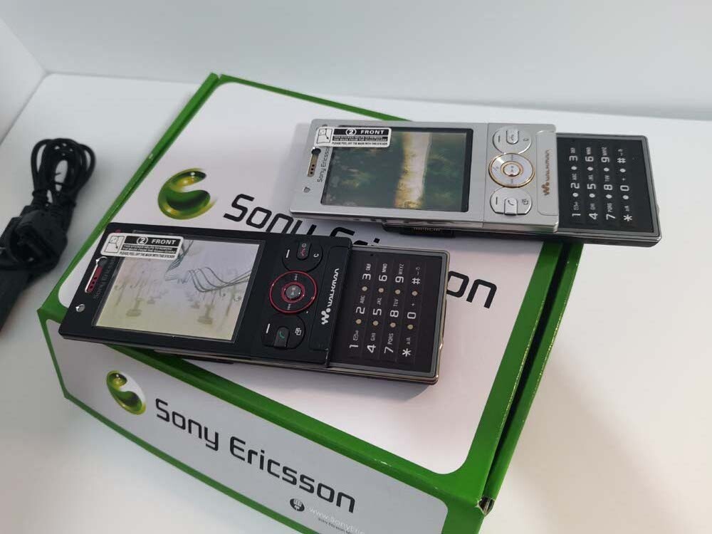 Unlocked Sony Ericsson W705 3G networks Working well Black & Silver Bundle Description 1 battery Color Black - Image 6