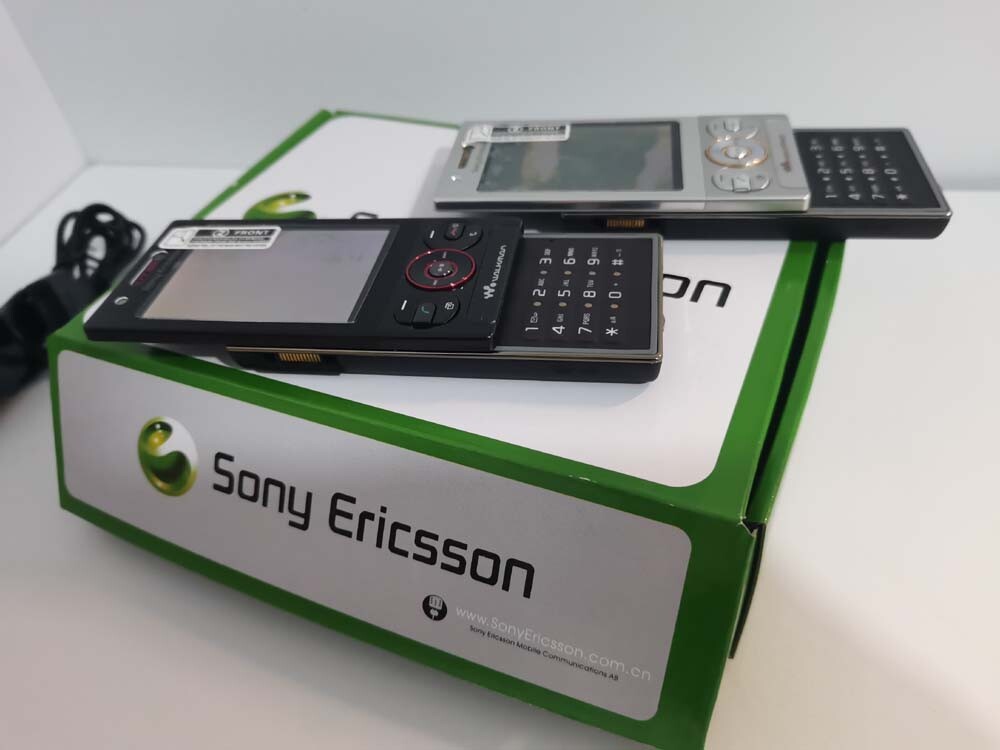 Unlocked Sony Ericsson W705 3G networks Working well Black & Silver Bundle Description 1 battery Color Black - Image 7