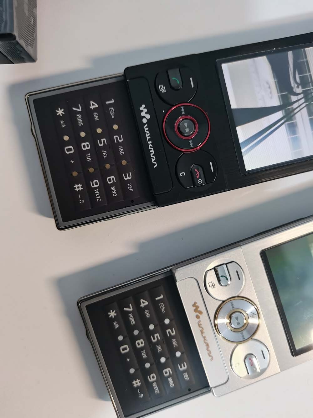 Unlocked Sony Ericsson W705 3G networks Working well Black & Silver Bundle Description 1 battery Color Black - Image 16