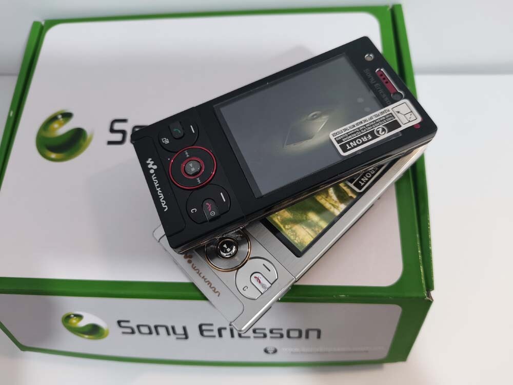 Unlocked Sony Ericsson W705 3G networks Working well Black & Silver Bundle Description 1 battery Color Black - Image 17
