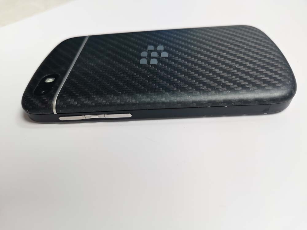 BlackBerry Q10 - Unlocked 8MP 4G 16GB storage OS10 Cellphone (Verizon Wireless) Color White Battery 2 * batteries - Image 4