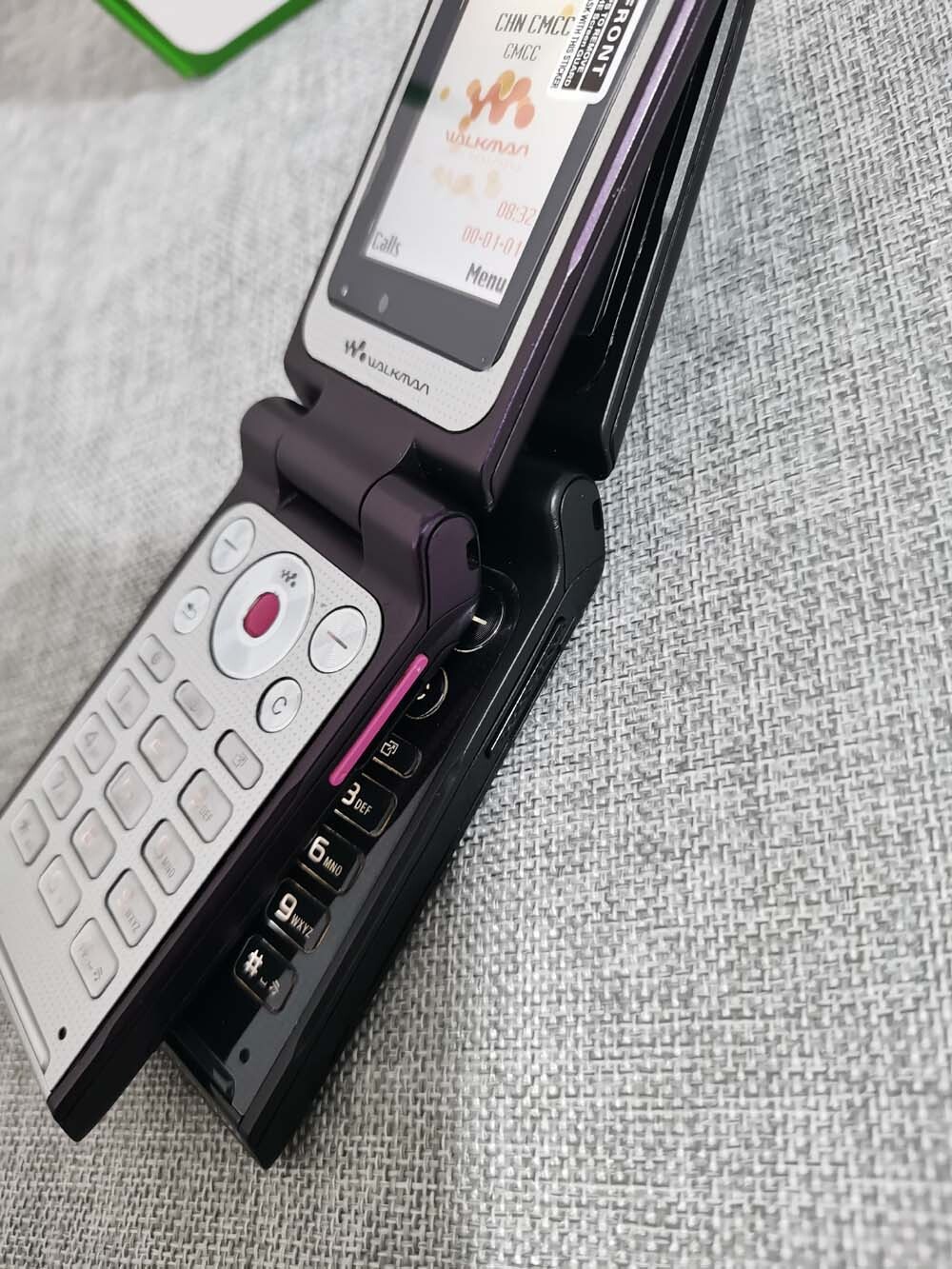 Sony Ericsson W380i 14MB 2G GSM Mini-SIM clamshell Keyboard Cellphone (Unlocked) Bundle Description 1 * battery Color Purple - Image 5