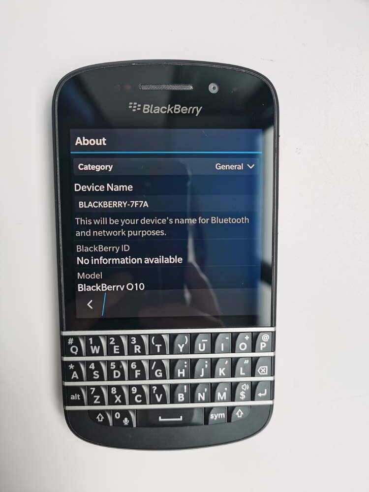 BlackBerry Q10 - Unlocked 8MP 4G 16GB storage OS10 Cellphone (Verizon Wireless) Color White Battery 2 * batteries - Image 6