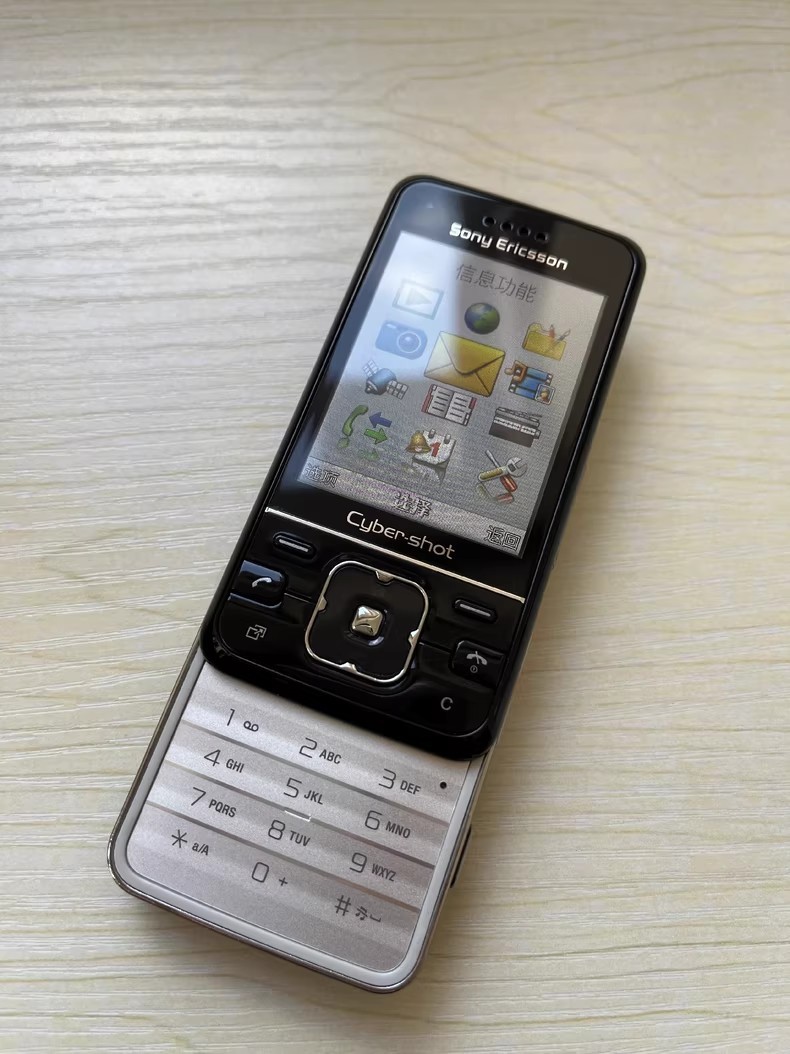 Sony Ericsson C903 2.4" 5MP 1000mAh Model Number C903