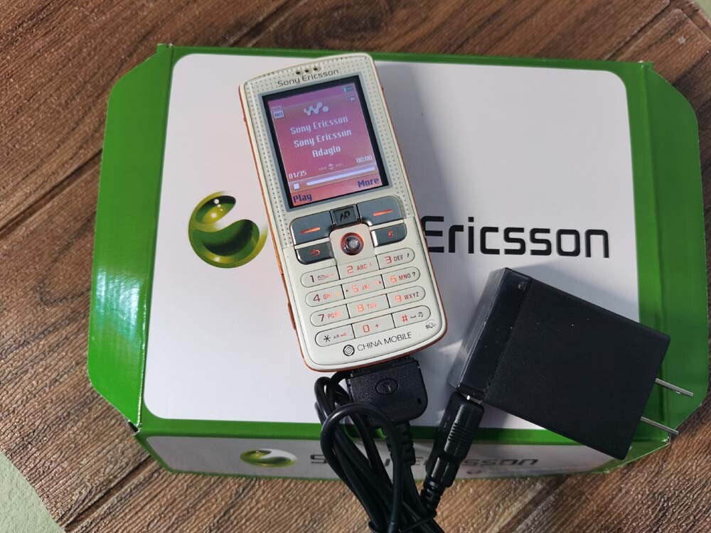 Unlocked Sony Ericsson W700i W700, Carolina 2G GSM Feature phone 34MB battery With one battery