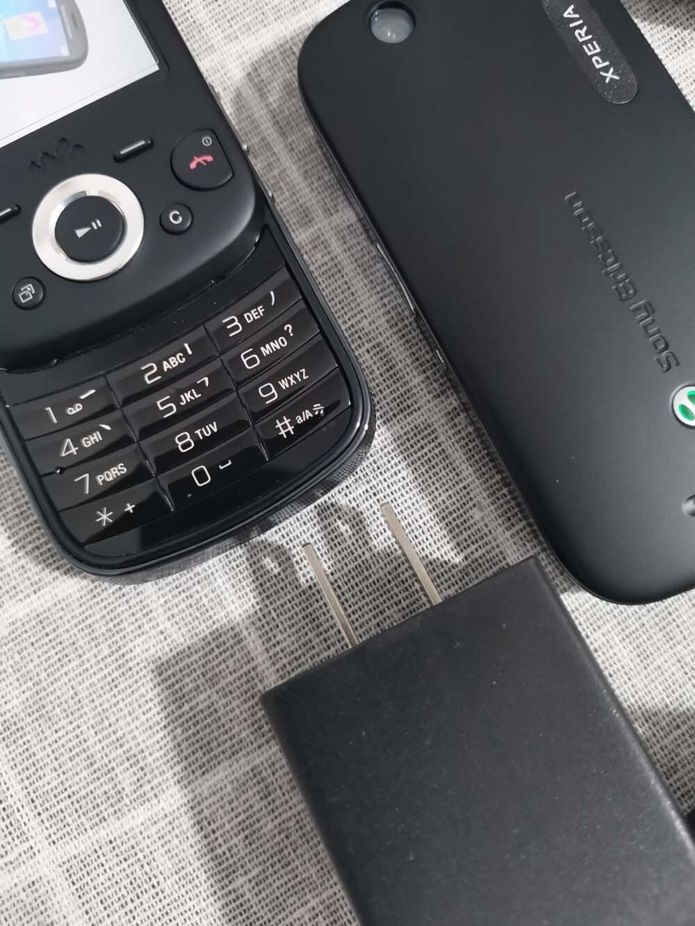 Sony Ericsson W20i / W20 Black GSM Mobile Slide Phone -Unlocked Bundle Description 1*battery - Image 4