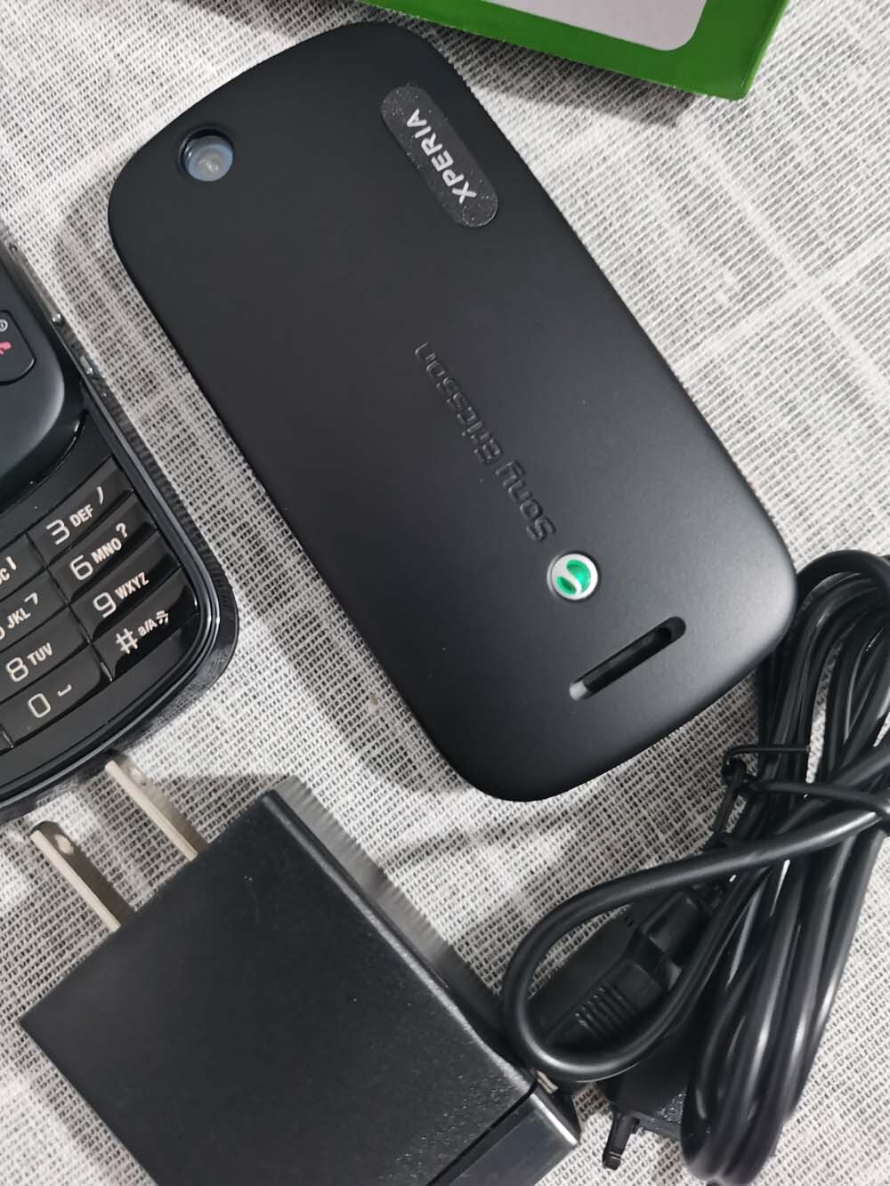 Sony Ericsson W20i / W20 Black GSM Mobile Slide Phone -Unlocked Bundle Description 1*battery - Image 5