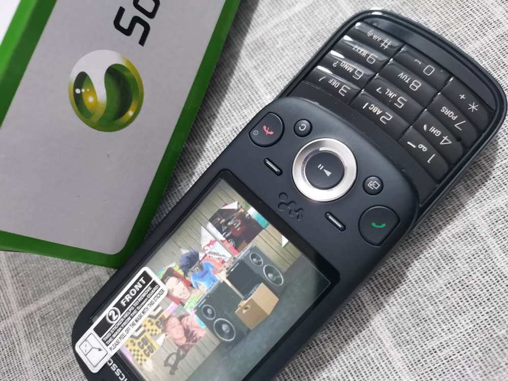 Sony Ericsson W20i / W20 Black GSM Mobile Slide Phone -Unlocked Bundle Description 1*battery - Image 12