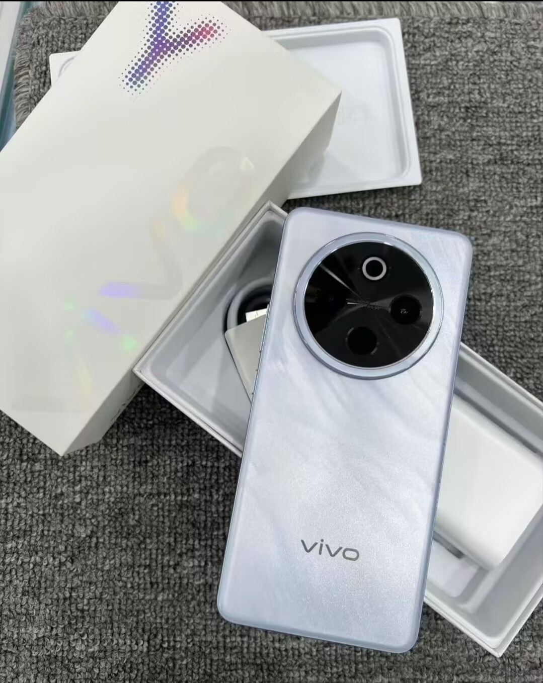 vivo Y300 Pro+ 5G 6.77" 50MP Android 15 Snapdragon 7s Gen 3 SmartPhone 7300mAh Couleur Random Color Capacité de stockage 8+128GB