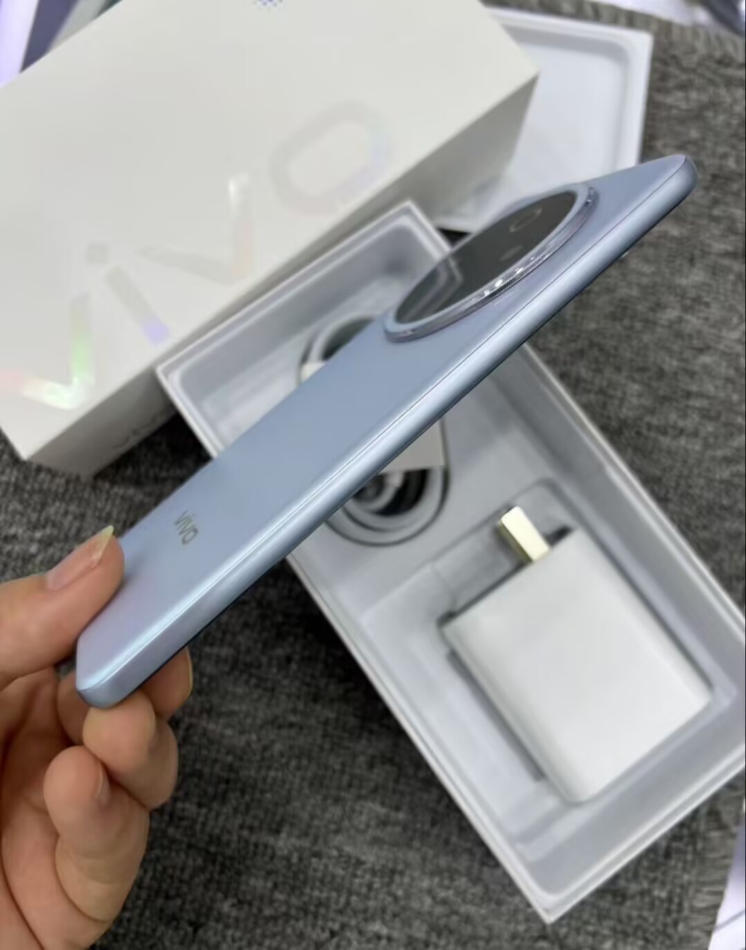 vivo Y300 Pro+ 5G 6.77" 50MP Android 15 Snapdragon 7s Gen 3 SmartPhone 7300mAh Couleur Random Color Capacité de stockage 8+128GB - Image 5
