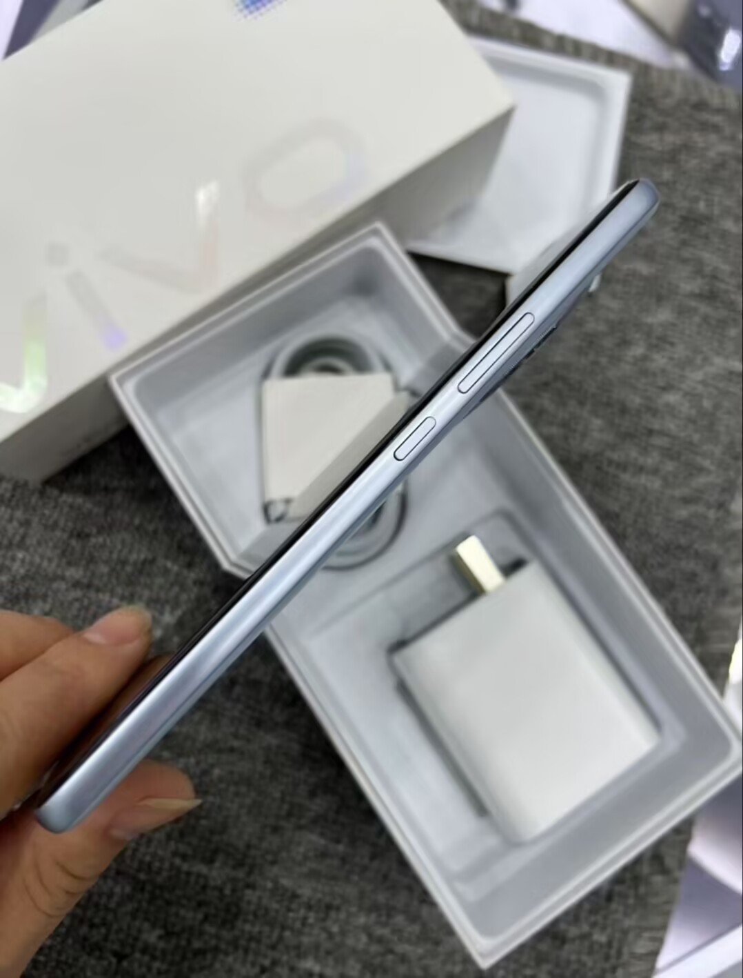 vivo Y300 Pro+ 5G 6.77" 50MP Android 15 Snapdragon 7s Gen 3 SmartPhone 7300mAh Couleur Random Color Capacité de stockage 8+128GB - Image 6