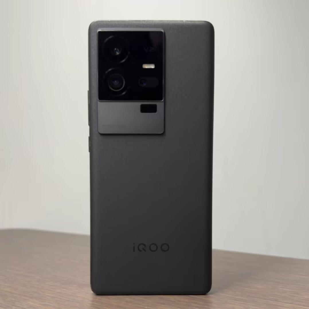 vivo iQOO 11 Pro 5G 6.78" 50MP Android 13 Snapdragon 8 Gen 2 4700mAh unlocked Charger Included Yes storage 12GB+256GB