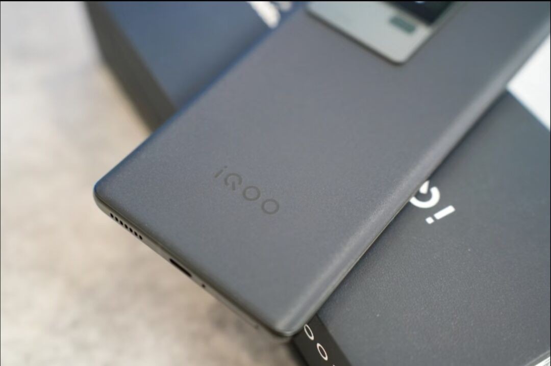 vivo iQOO 11 Pro 5G 6.78" 50MP Android 13 Snapdragon 8 Gen 2 4700mAh unlocked Charger Included Yes storage 12GB+256GB - Image 5
