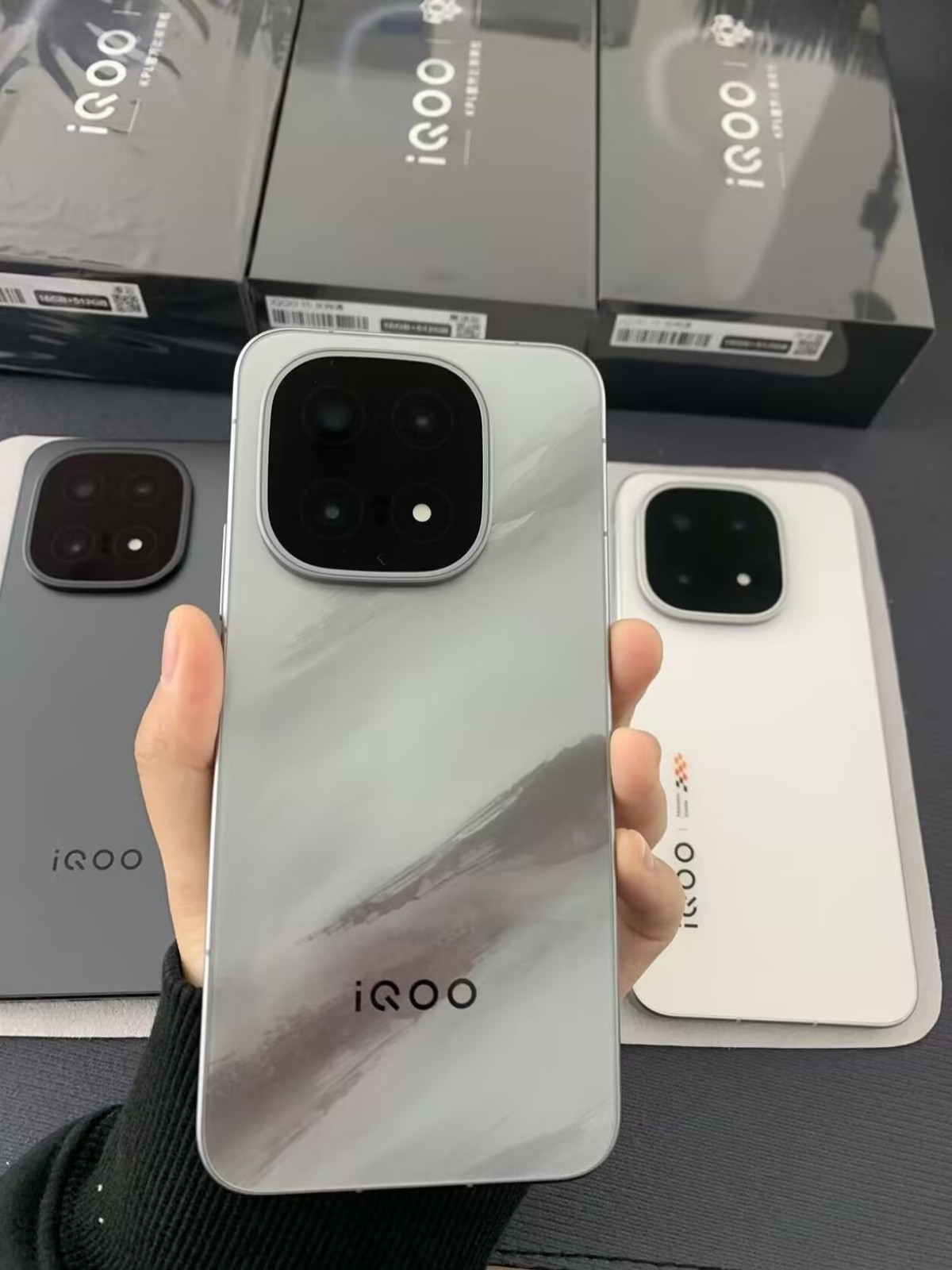 vivo iQOO 15 5G 6.85" 50MP Snapdragon 8 Elite Gen 5 7000mAh Android Unlocked storage 12+256GB Colour color random or noted when placing an order - Image 5