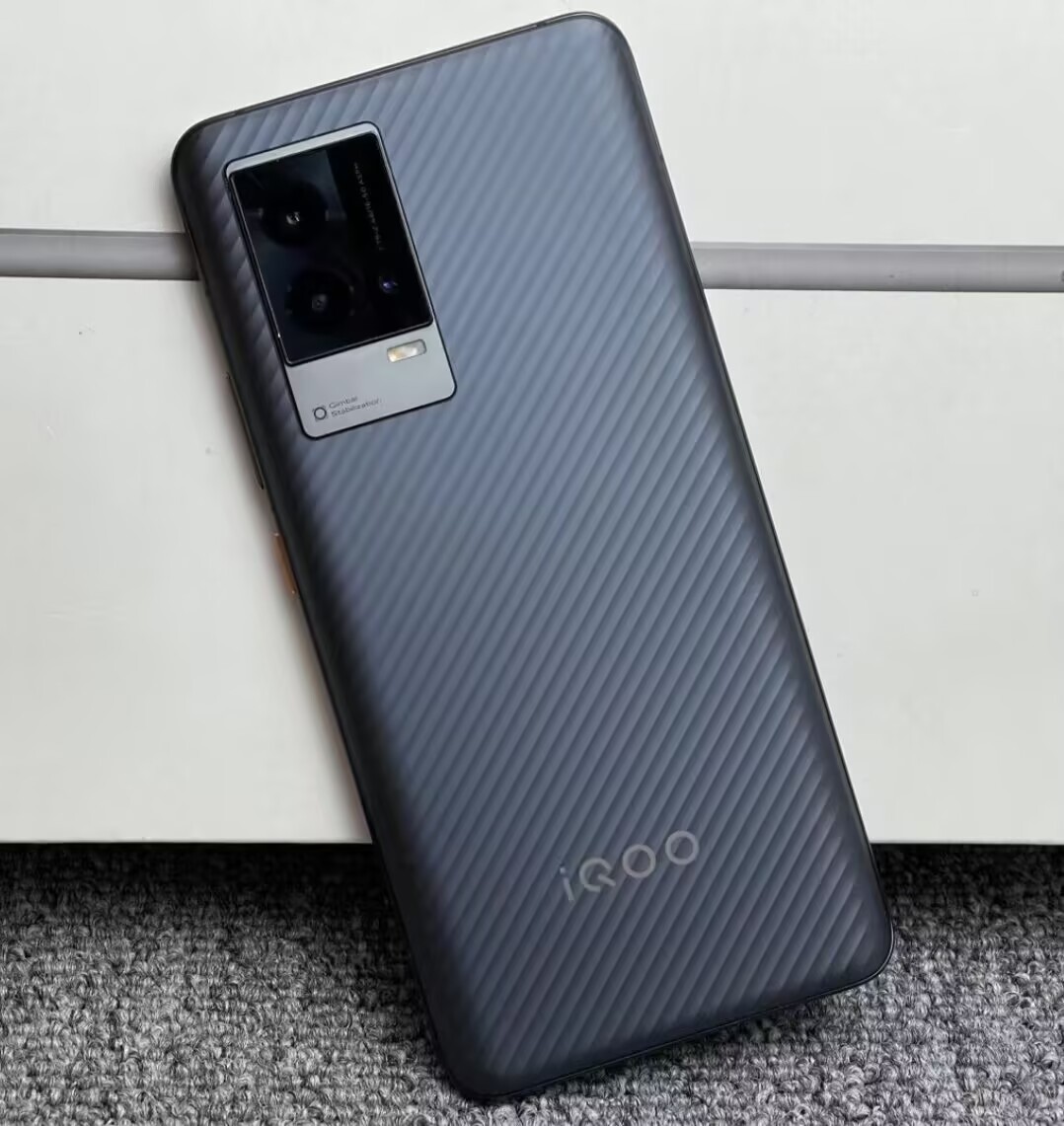 vivo iQOO 8 5G 6.56“ 50MP 256GB Android 11 Snapdragon 888 5G 4350mAh unlocked Charger Included Yes storage 12GB+256GB