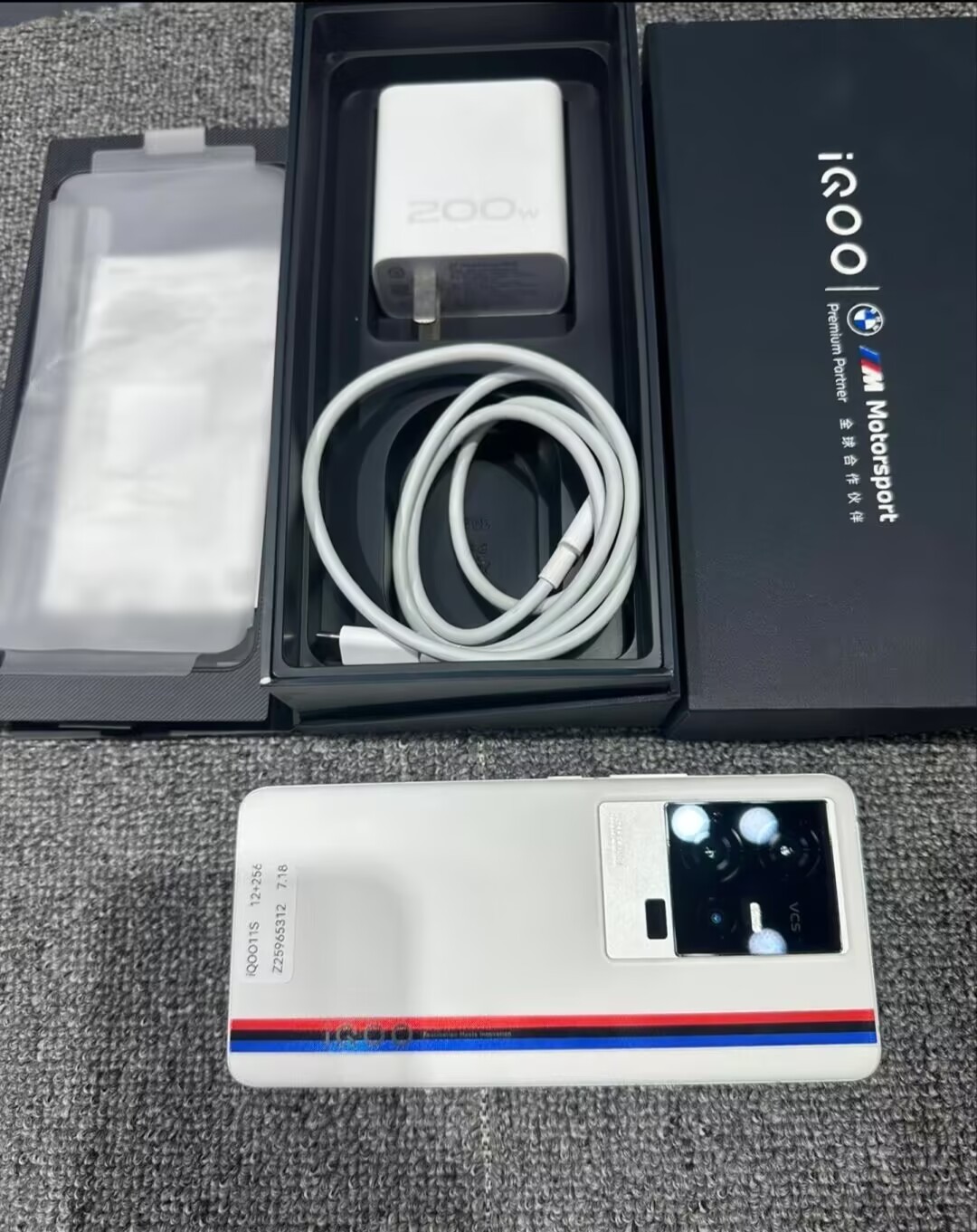 vivo iQOO 11S 5G 6.78" 50MP 256/512GB 1TB Android 13 Snapdragon 8 Gen 2 storage 12+256GB Colour Please note the color。