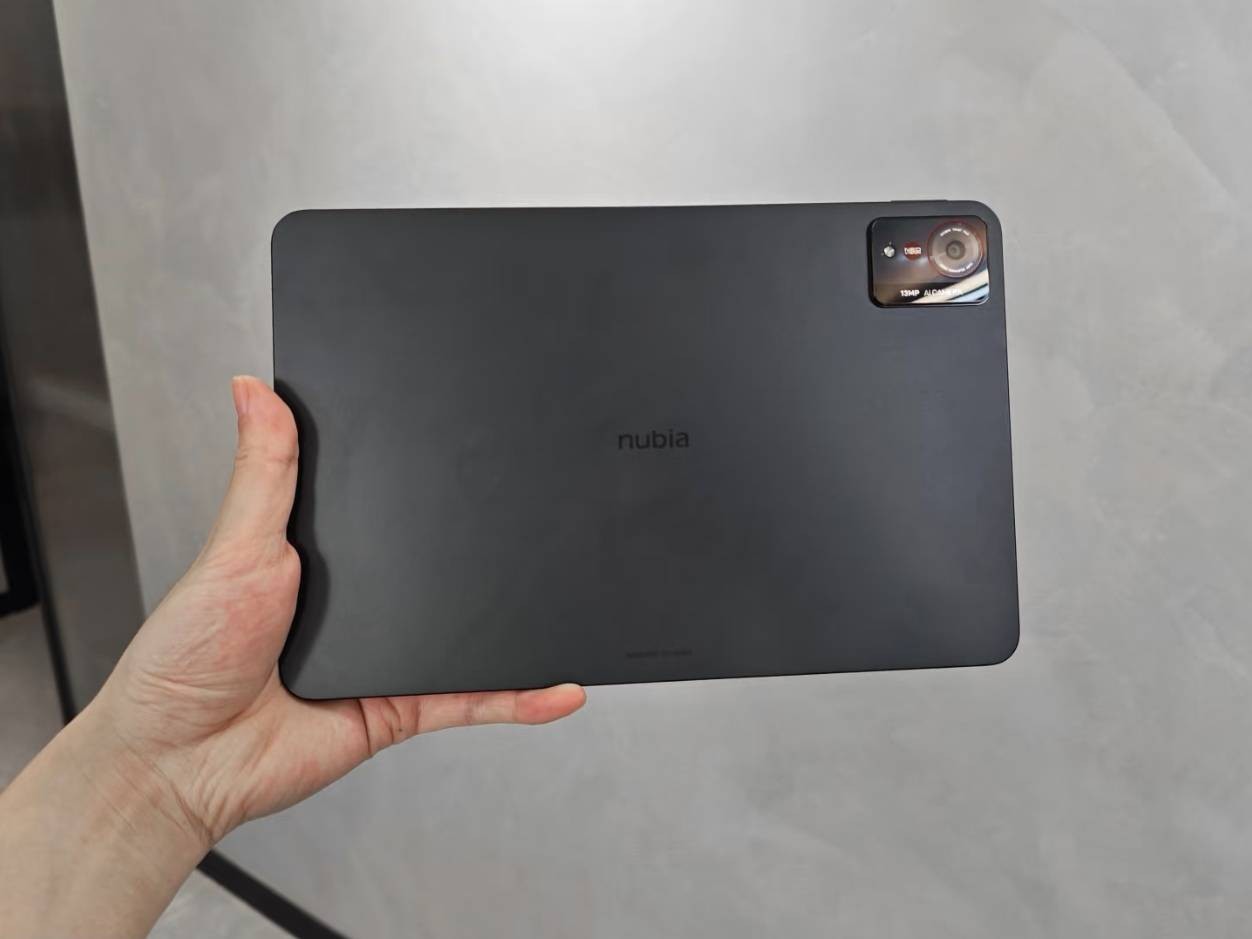 ZTE nubia Pad Pro 10.9“ 13MP Wi-Fi Snapdragon 8 Gen 3 10100mAh Android 15 Storage 8+256GB Color random color.