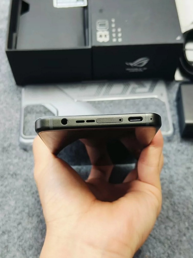 Original Asus ROG Phone 8 5G 6.78" 50MP Android Google Play Global 16+512GB Color please note the color Charger Included Yes - Image 3