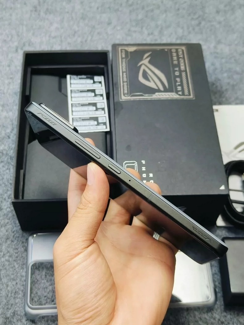 Original Asus ROG Phone 8 5G 6.78" 50MP Android Google Play Global 16+512GB Color please note the color Charger Included Yes - Image 6