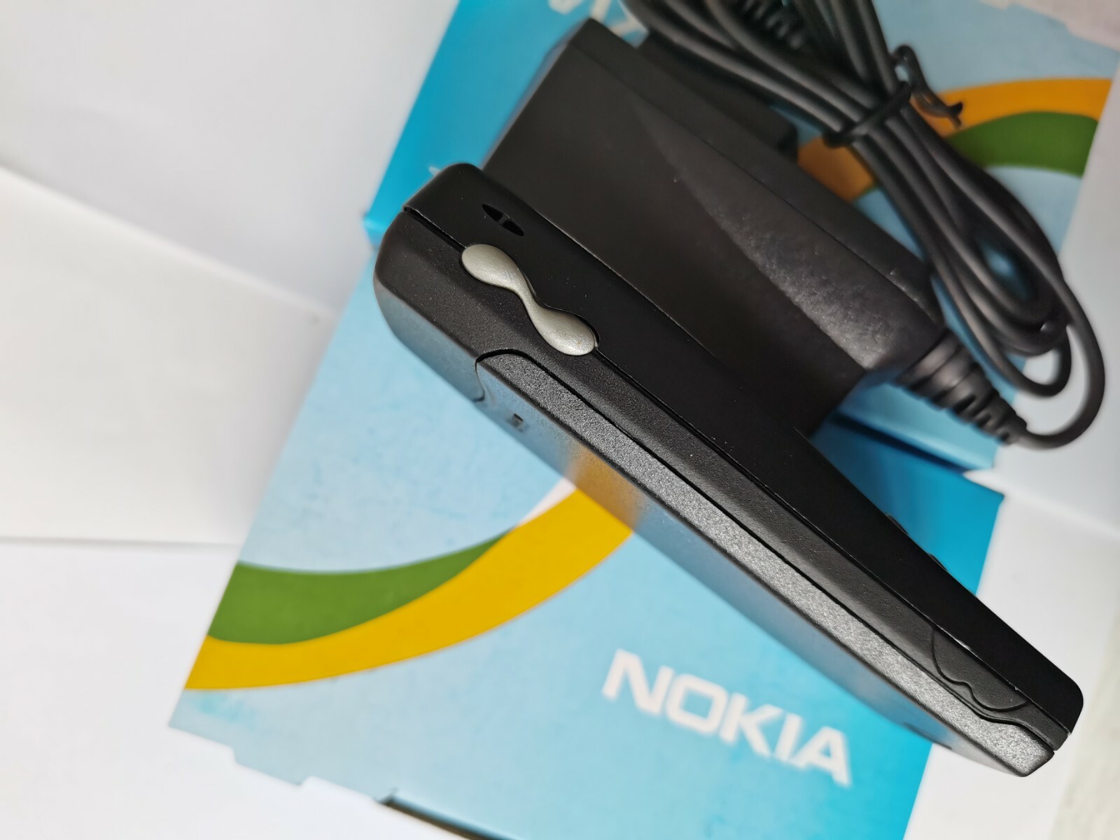 Nokia 8250 Black unlocked Cellular Phone - Image 9