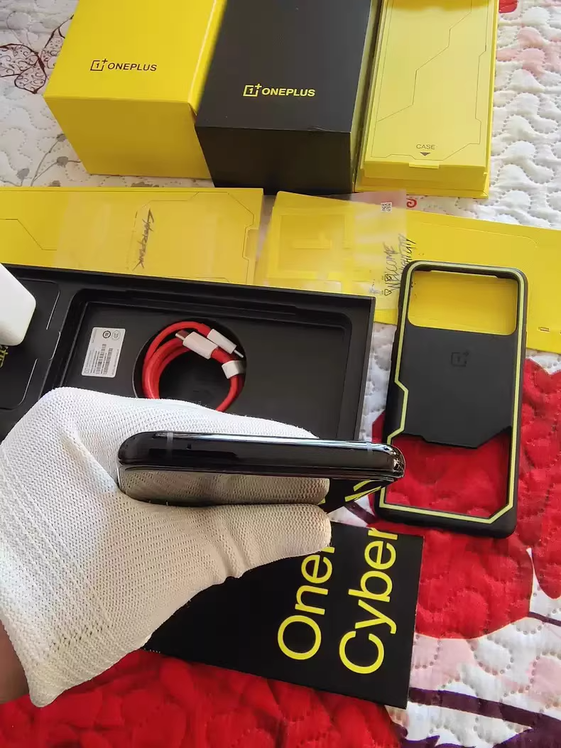 OnePlus 8T Cyberpunk limited edition 12+256G Google Unlocked Original Package Mobile phone and charger - Image 11
