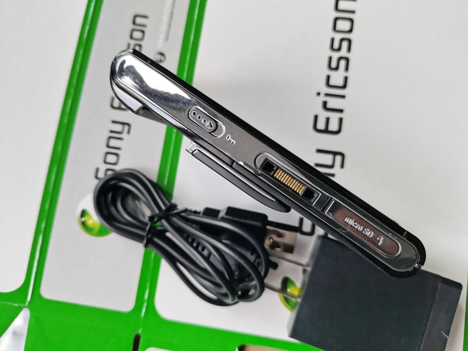 Sony Ericsson Satio U1i Idou, U1, Kokoro Unlocked Mobile Phone - Image 2