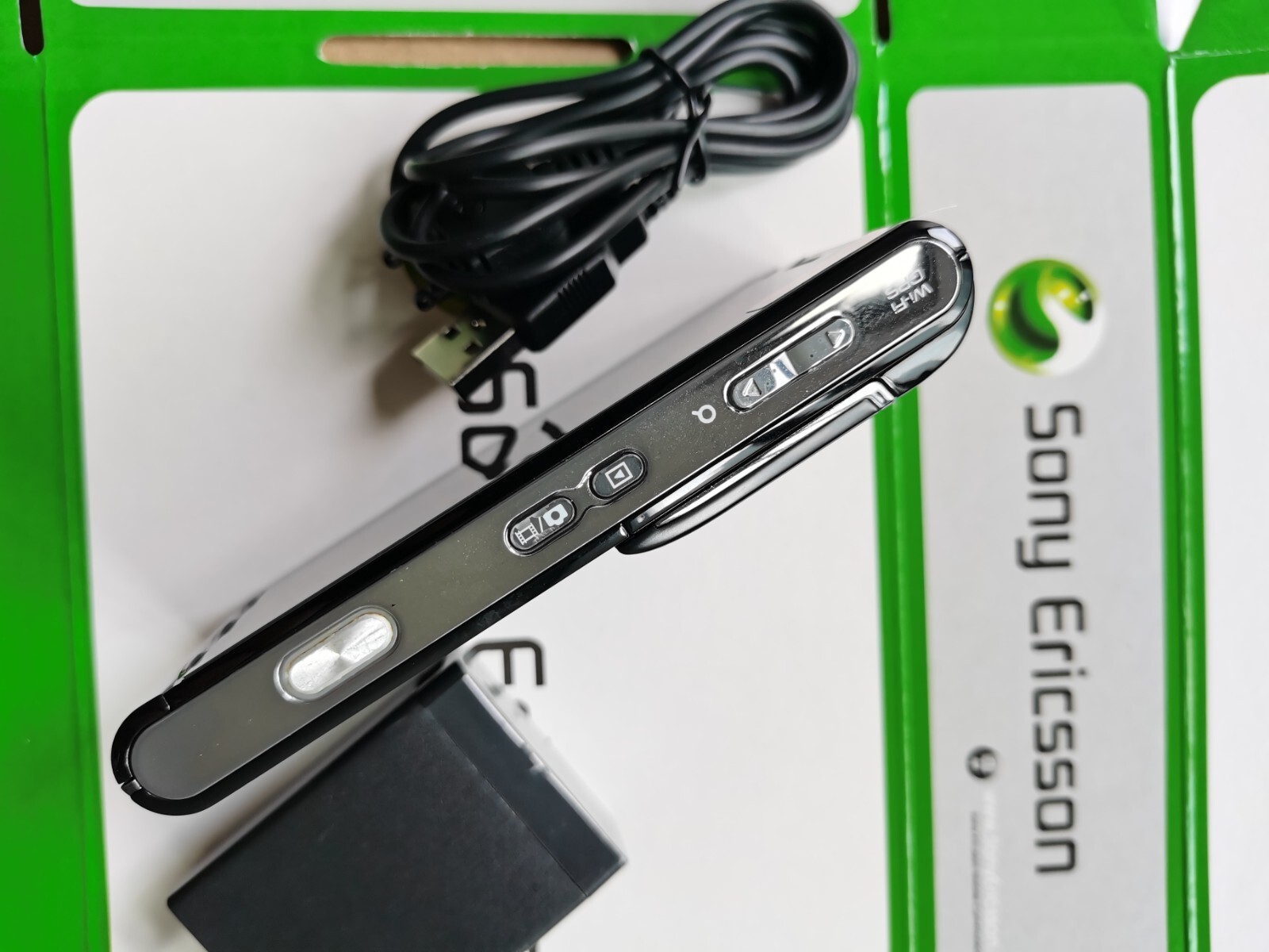 Sony Ericsson Satio U1i Idou, U1, Kokoro Unlocked Mobile Phone - Image 5