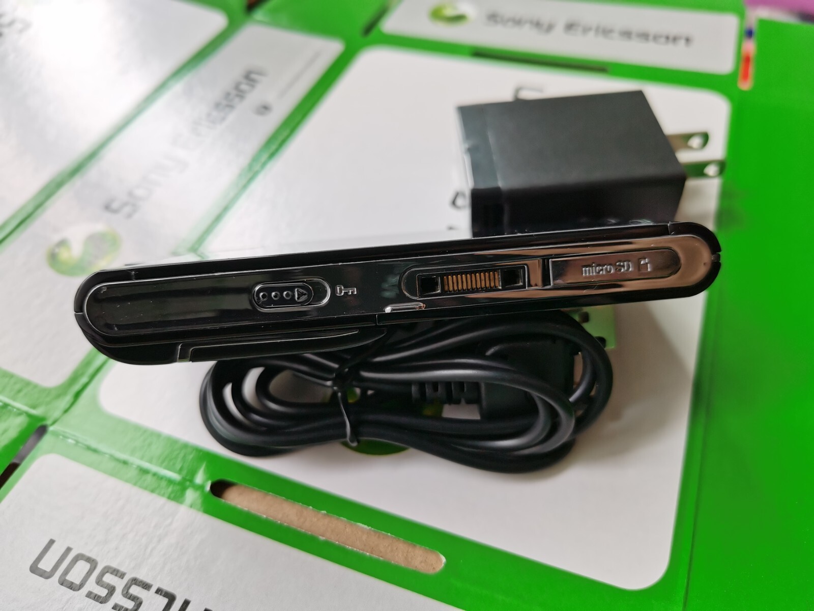 Sony Ericsson Satio U1i Idou, U1, Kokoro Unlocked Mobile Phone - Image 6