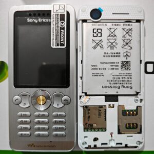 Original Sony Ericsson W302c W302 Unlocked 2MP Bluetooth mp3 Mobile Phone 2.0