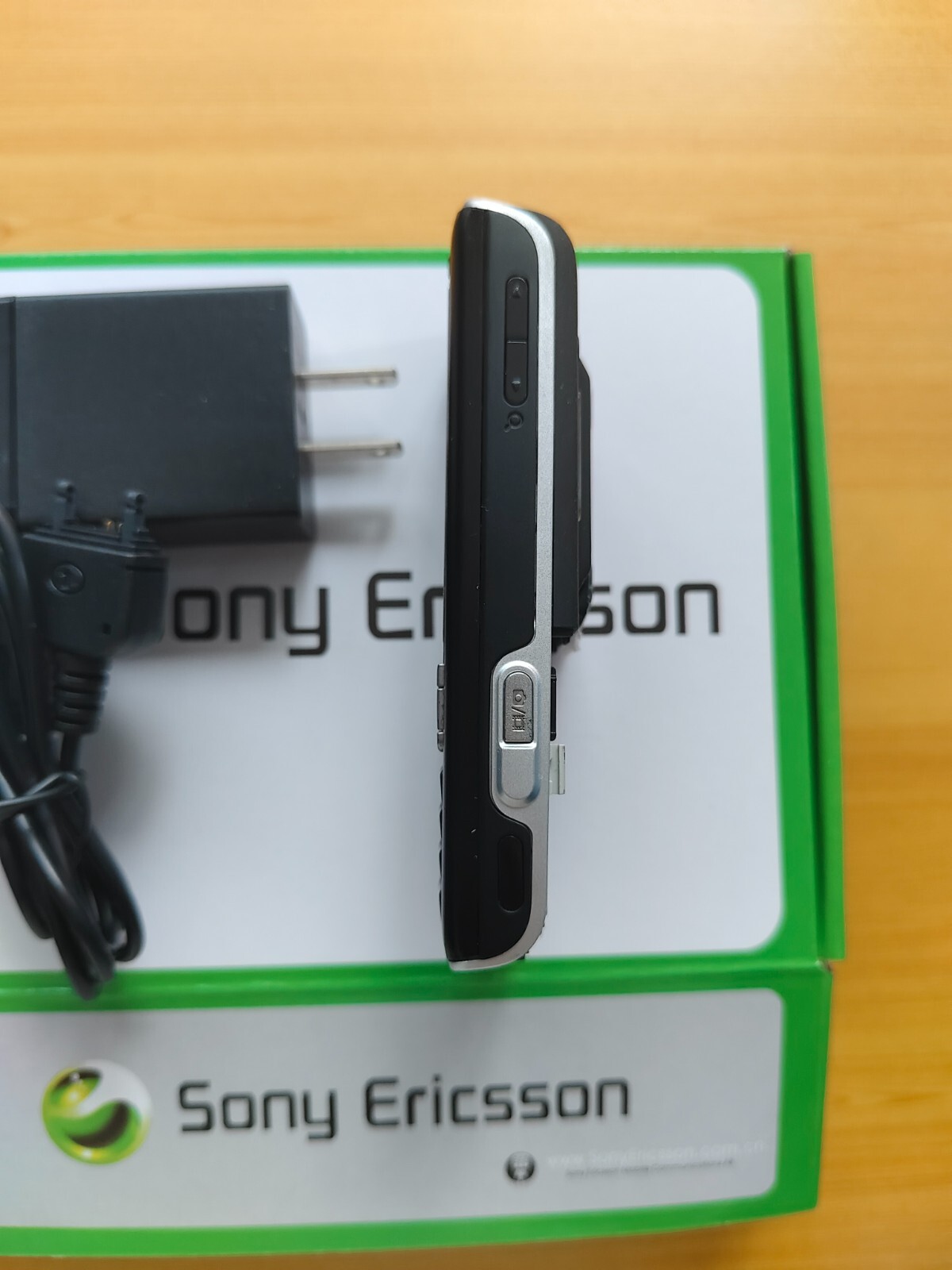 Sony Ericsson K800i black (Unlocked) Mobile Phone Color Black - Image 3