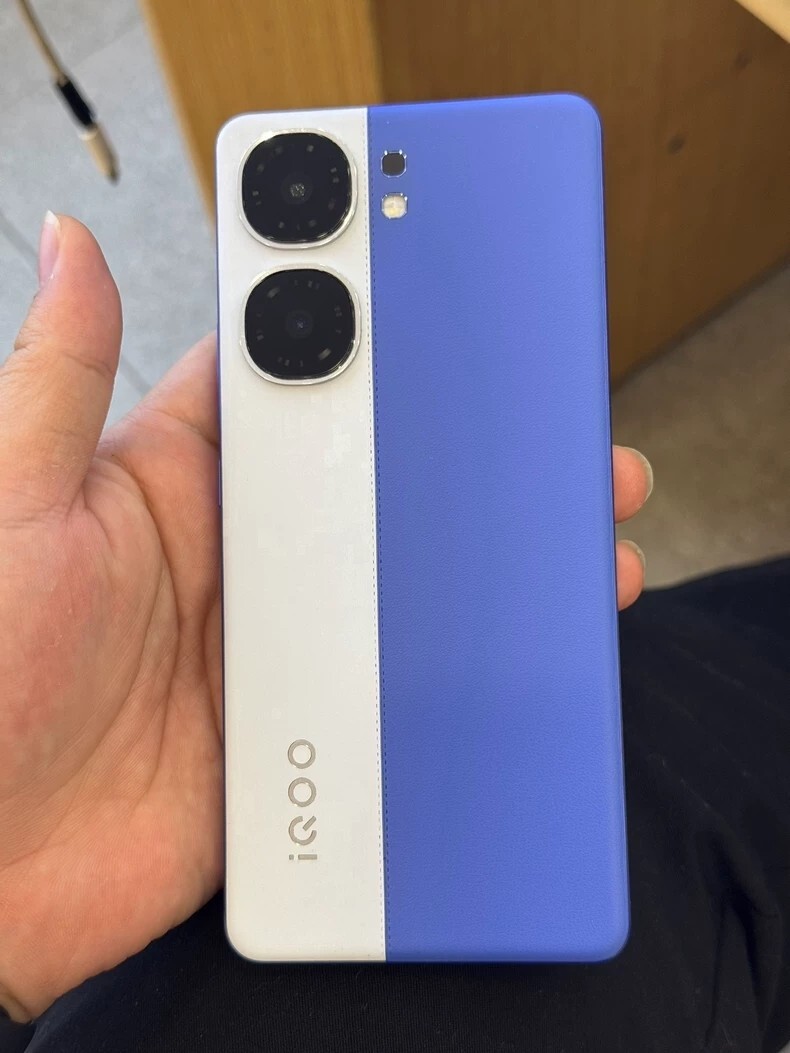 vivo iQOO Neo9S Pro+ 5G 6.78" 50MP LTPO AMOLED 144Hz Snapdragon 8 Smartphone Colors Random color or color noted by yourself Charger Included Yes Storage Capacity 12+256GB