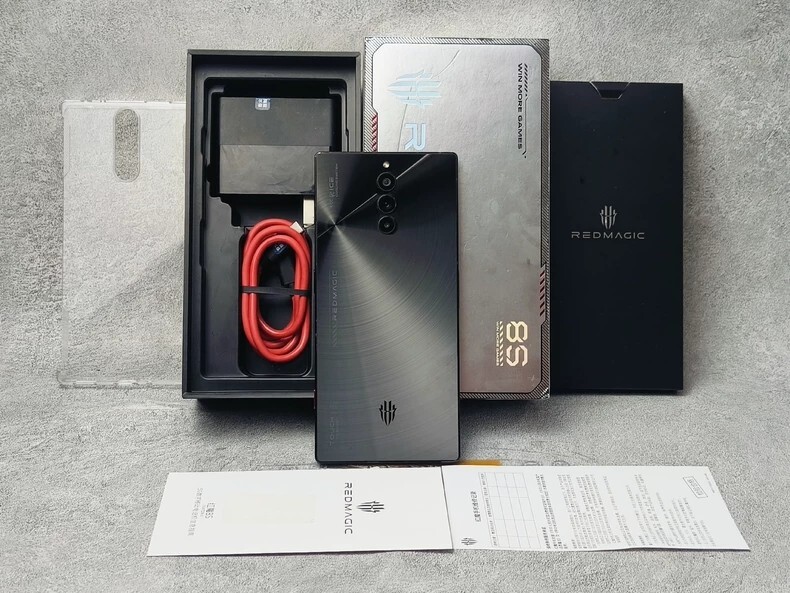 Global ZTE nubia RedMagic 8S Pro+ 5G 6.8" Snapdragon game phone unlocked Google storage 16+256GB accessory phone+charger colors Please note the color. - Image 3