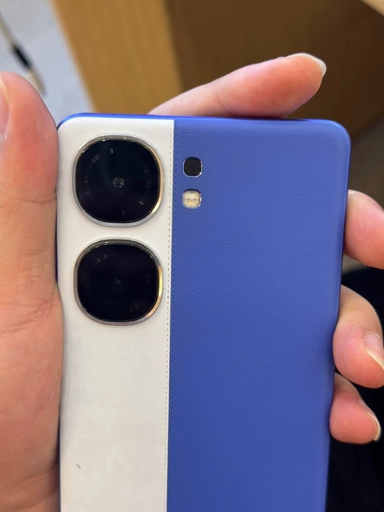 vivo iQOO Neo9S Pro+ 5G 6.78" 50MP LTPO AMOLED 144Hz Snapdragon 8 Smartphone Colors Random color Charger Included Yes Storage Capacity 12+256GB