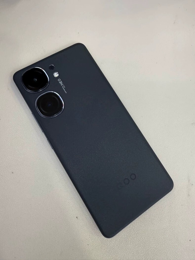 vivo iQOO Neo9S Pro+ 5G 6.78" 50MP LTPO AMOLED 144Hz Snapdragon 8 Smartphone Colors Random color Charger Included Yes Storage Capacity 12+256GB - Image 3