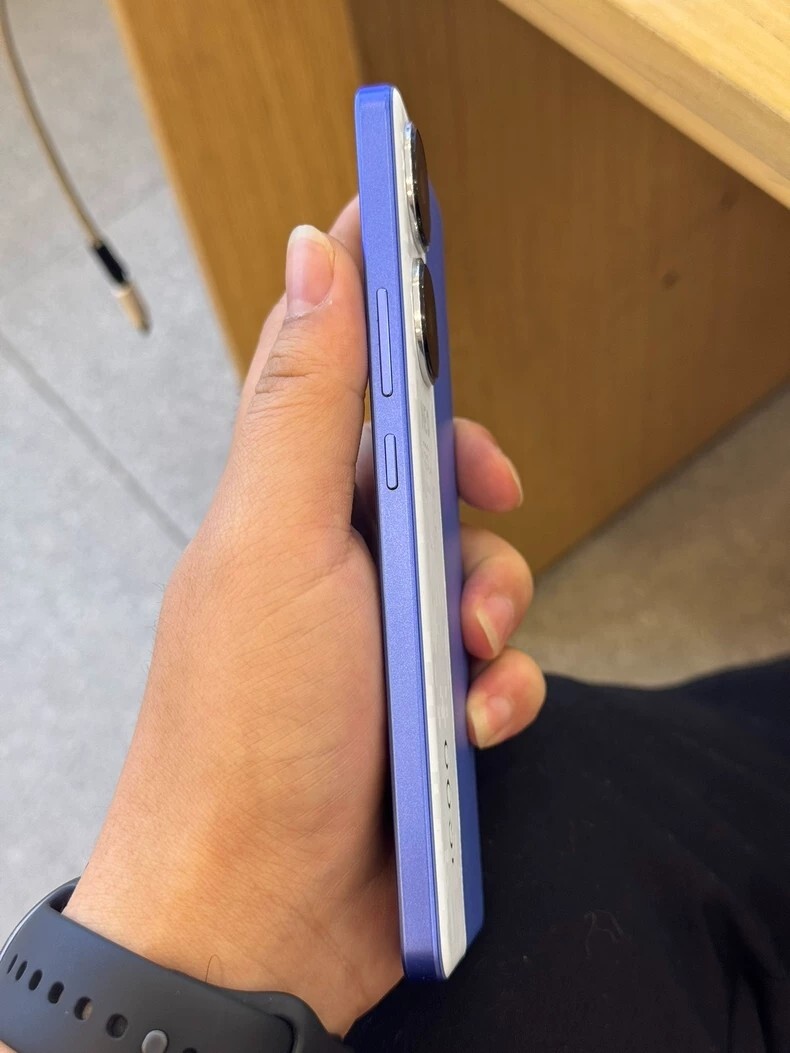 vivo iQOO Neo9S Pro+ 5G 6.78" 50MP LTPO AMOLED 144Hz Snapdragon 8 Smartphone Colors Random color Charger Included Yes Storage Capacity 12+256GB - Image 7