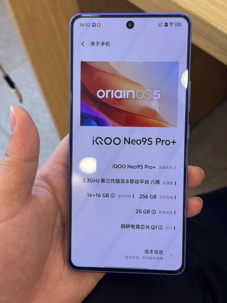 vivo iQOO Neo9S Pro+ 5G 6.78" 50MP LTPO AMOLED 144Hz Snapdragon 8 Smartphone Colors Random color Charger Included Yes Storage Capacity 12+256GB - Image 9